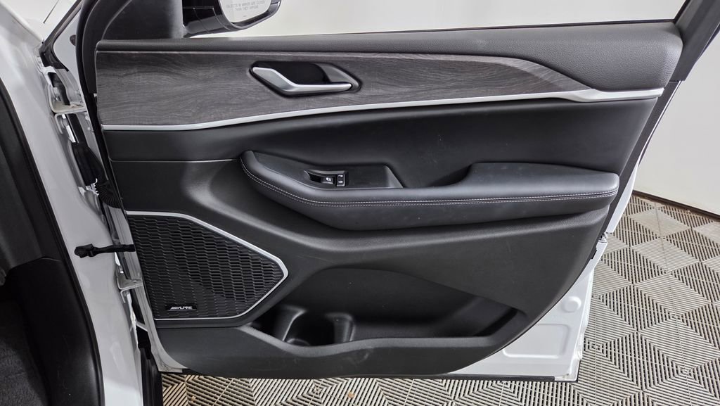 Used 2023 Jeep Grand Cherokee Limited image 36