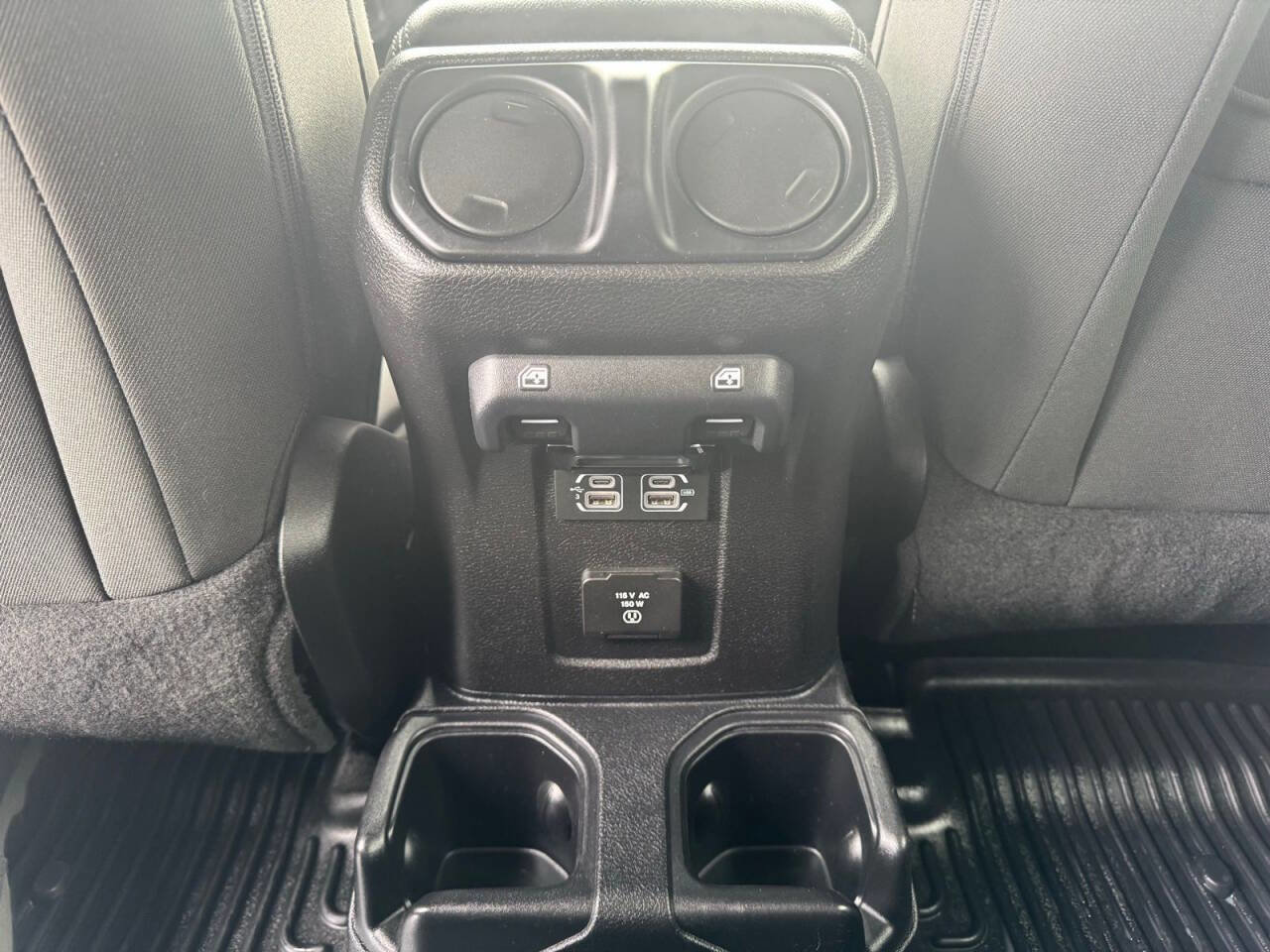 Used 2018 Jeep Wrangler Unlimited Sahara w/ Uconnect 4C Nav & Sound Group image 28