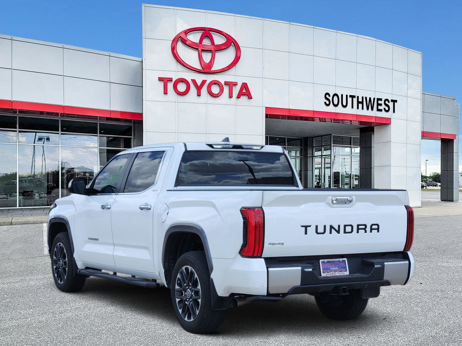 Used 2024 Toyota Tundra Limited w/ Power Package image 4