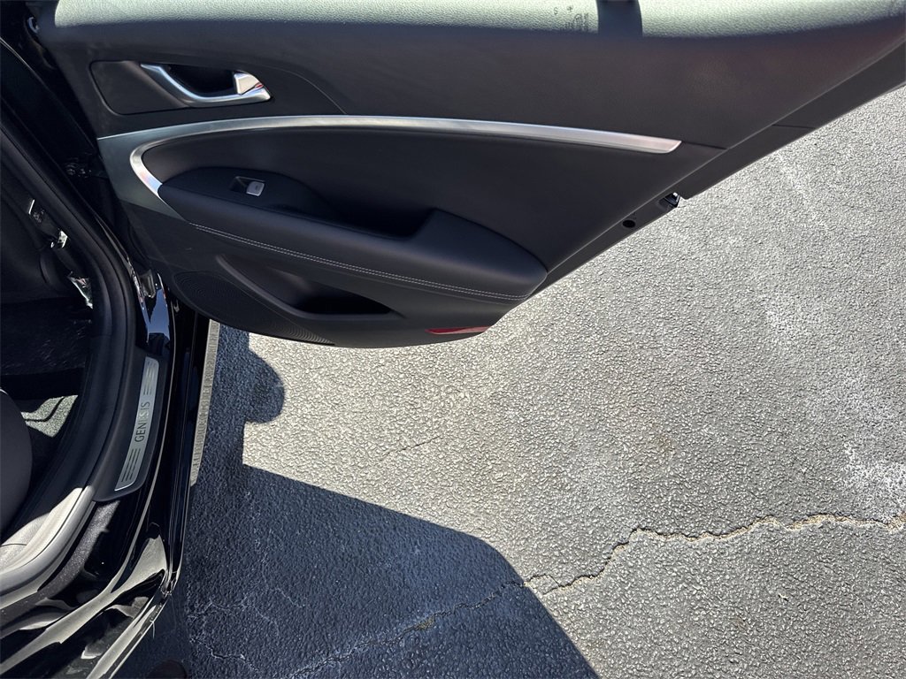 Used 2025 Genesis G70 2.5T image 16