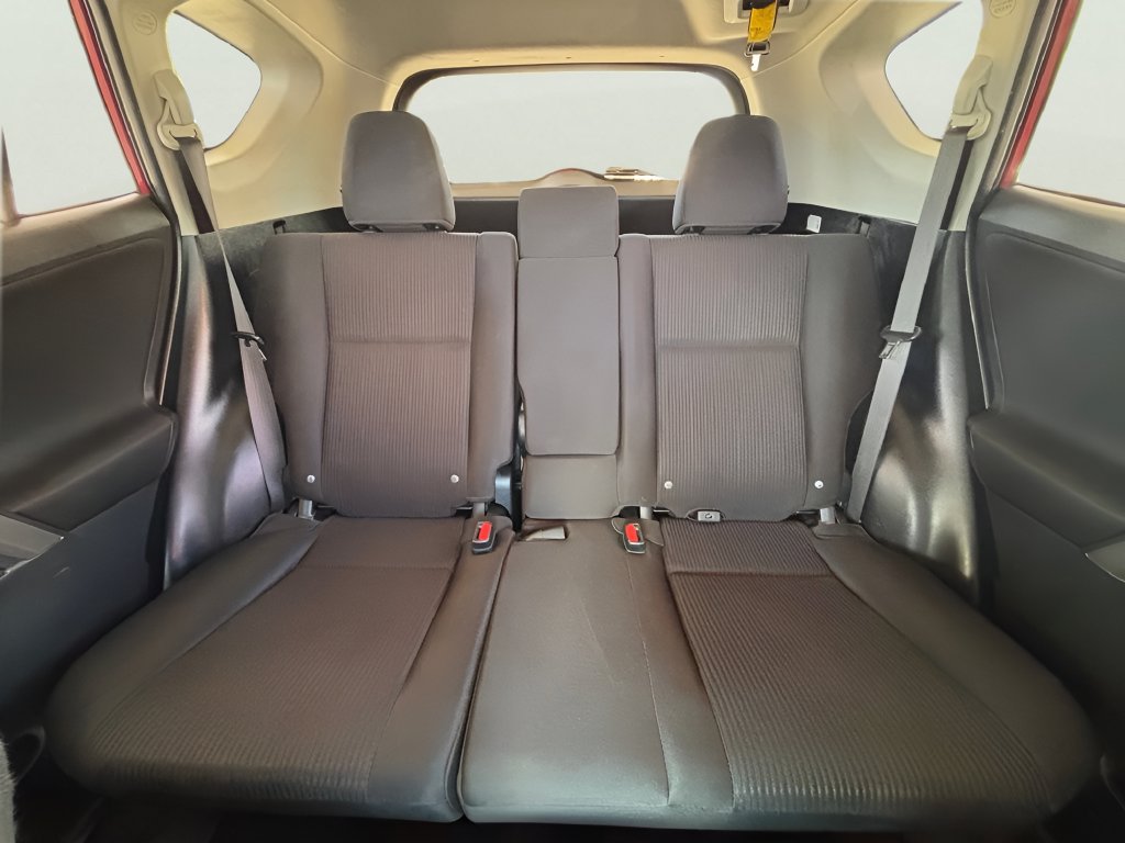 Used 2018 Toyota RAV4 LE FWD image 10