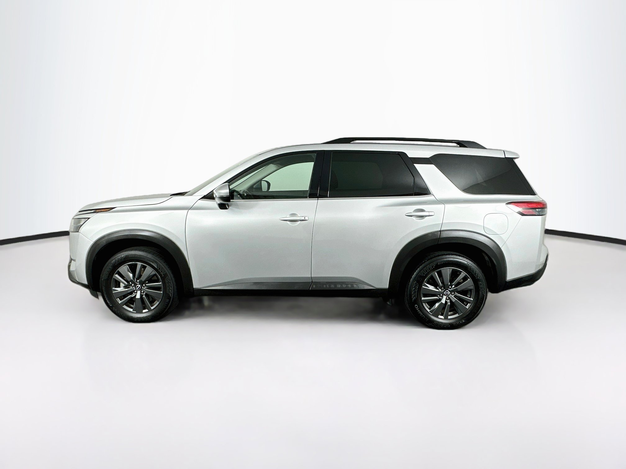 Used 2025 Nissan Pathfinder SV FWD image 4