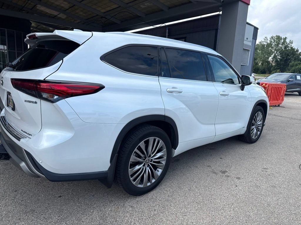 Used 2022 Toyota Highlander Platinum AWD/4WD image 3