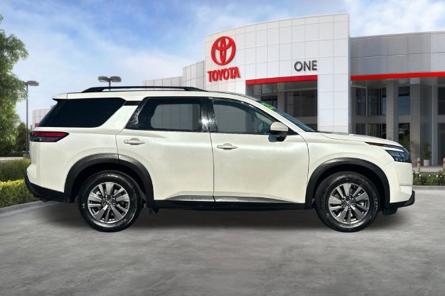 Used 2024 Nissan Pathfinder SV FWD image 3
