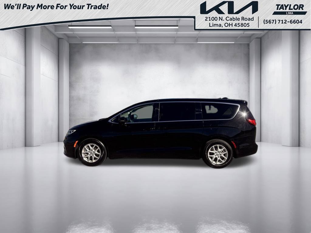 Used 2024 Chrysler Pacifica Touring-L FWD image 3