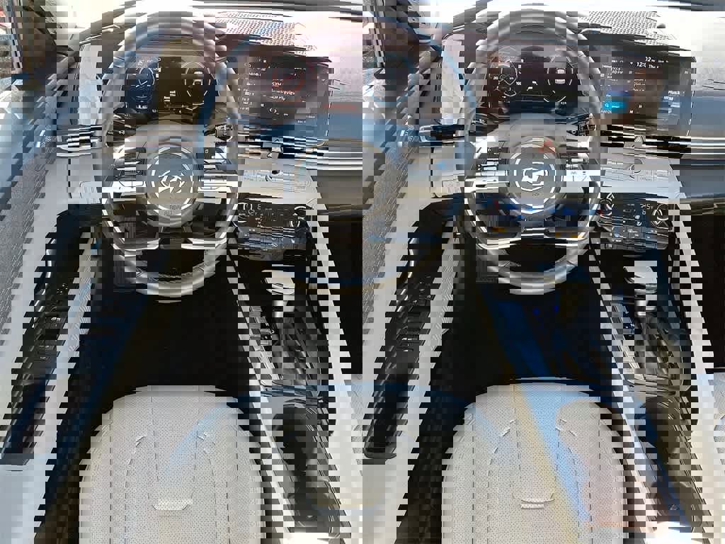 Used 2025 Hyundai Elantra Limited image 9