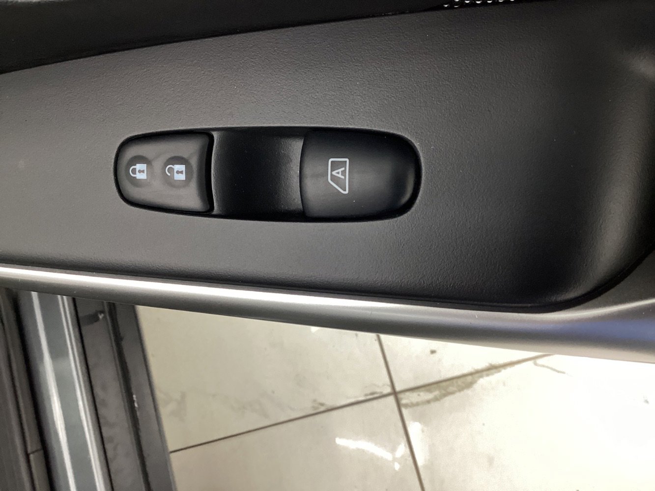 Used 2018 Nissan Kicks SV image 38
