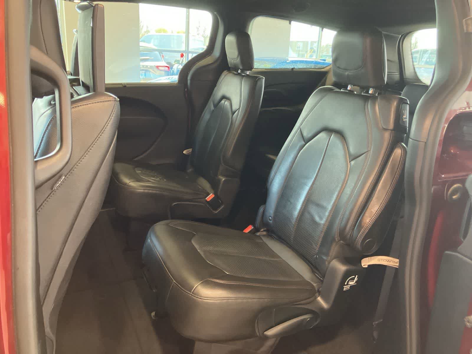 Used 2020 Chrysler Pacifica Touring-L FWD image 35
