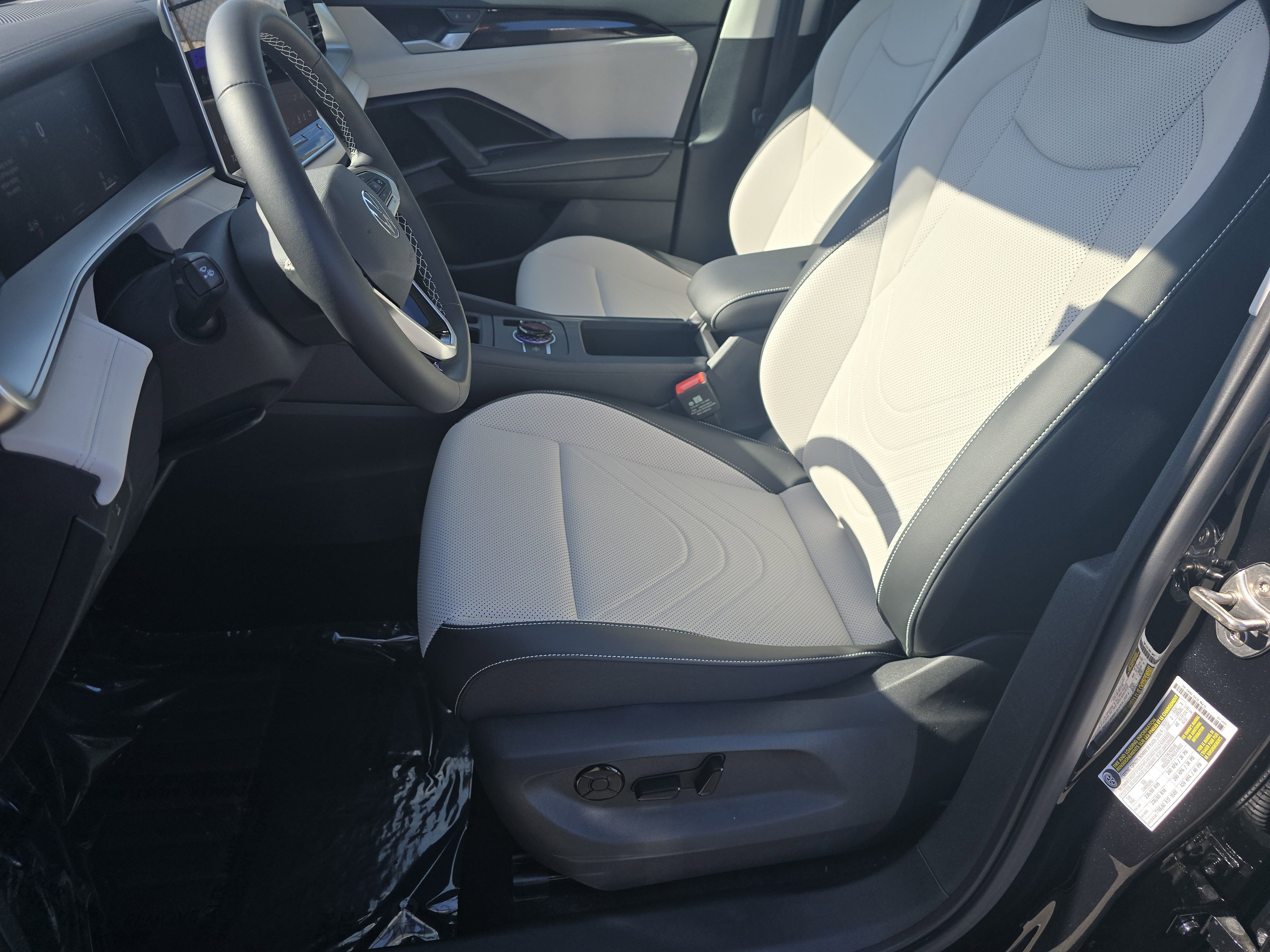 New 2025 Volkswagen Tiguan SE image 18