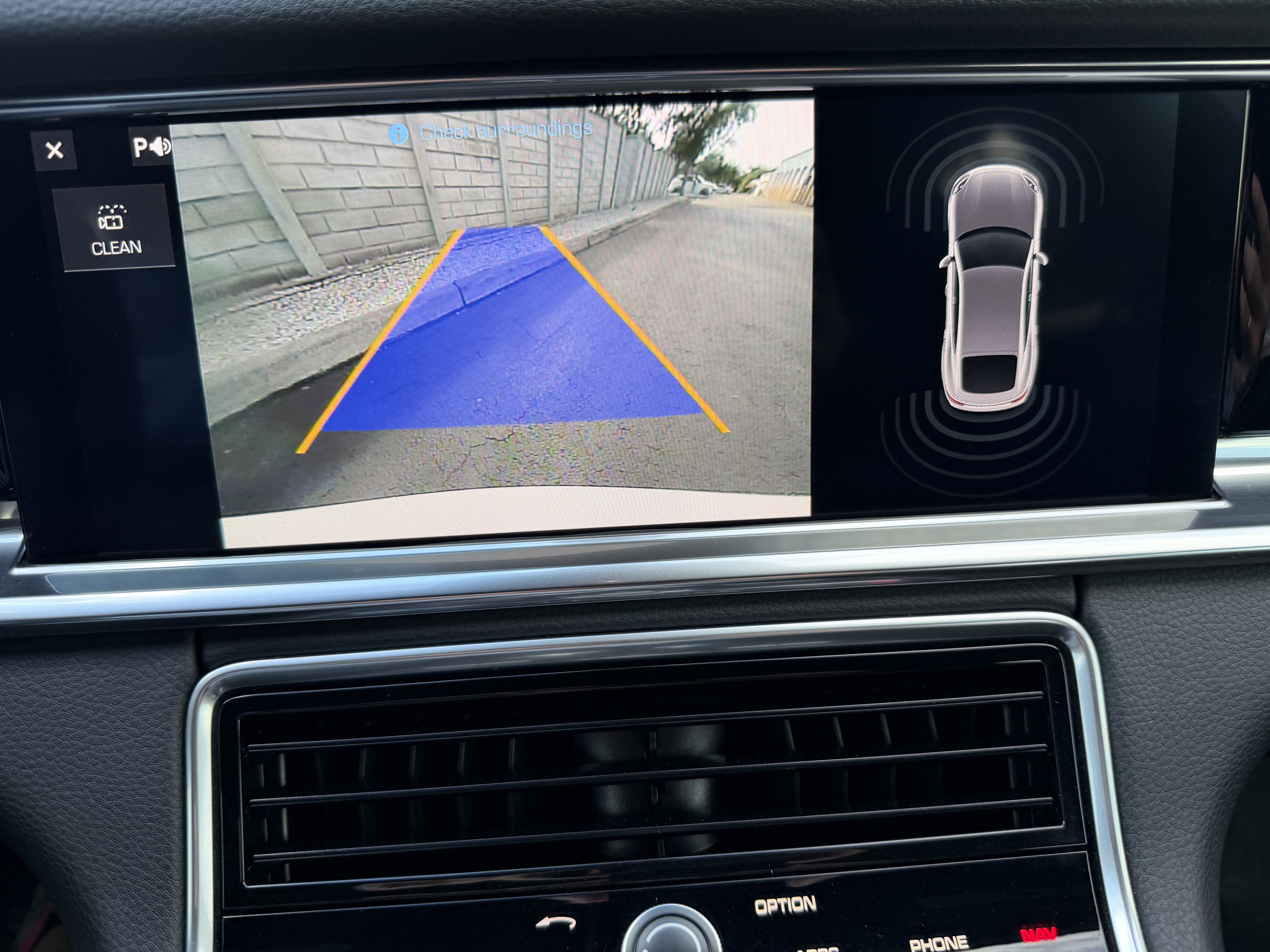 Certified 2020 Porsche Panamera image 32