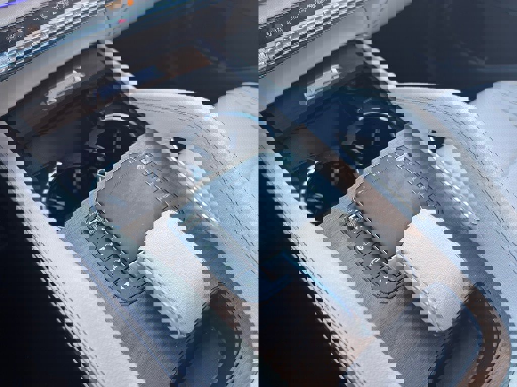 Used 2022 Mercedes-Benz GLE 350 4MATIC w/ Premium Package image 24