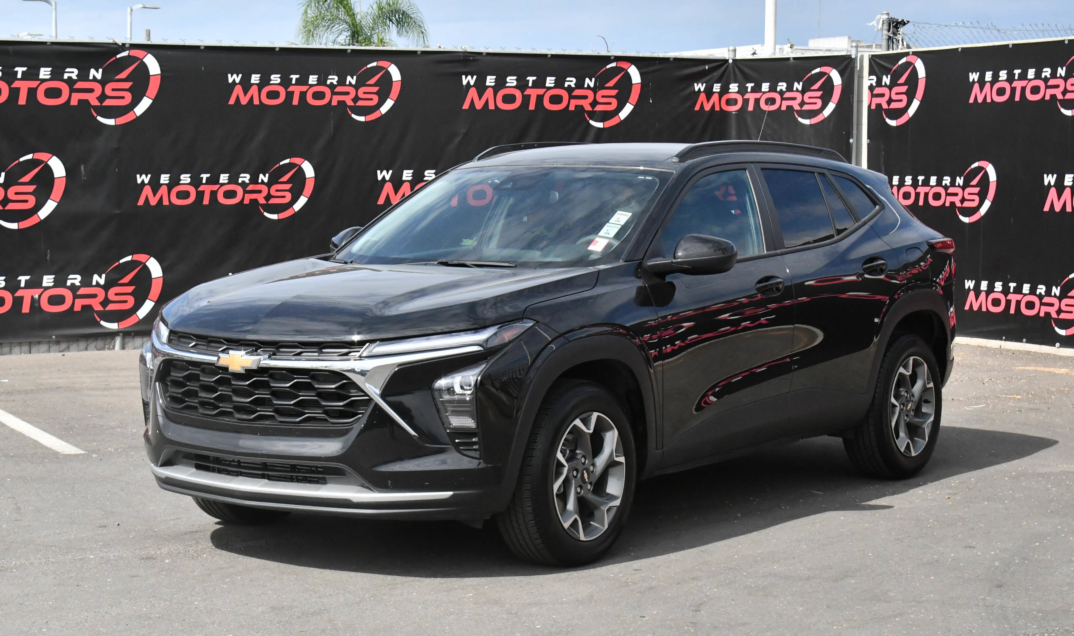 Used 2025 Chevrolet Trax LT FWD image 3