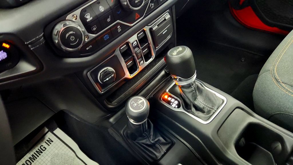 Used 2025 Jeep Wrangler Unlimited Sahara w/ Safety Group AWD/4WD image 17