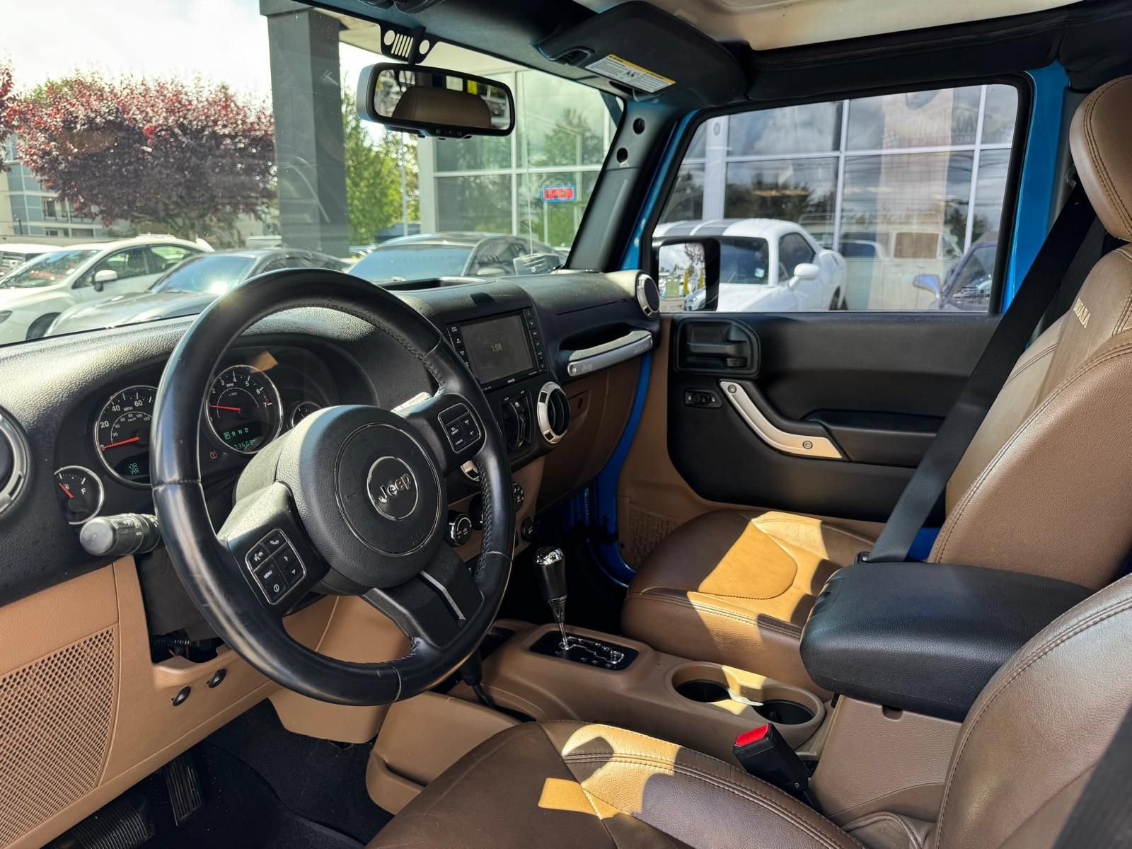Used 2015 Jeep Wrangler Unlimited Sahara w/ Connectivity Group AWD/4WD image 6