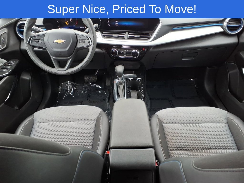 Used 2025 Chevrolet Trax LT FWD image 12