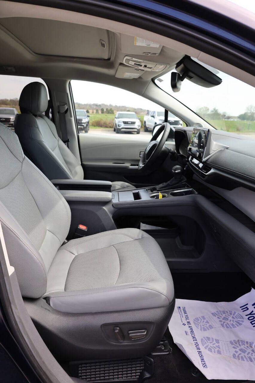Used 2023 Toyota Sienna Limited AWD/4WD image 15