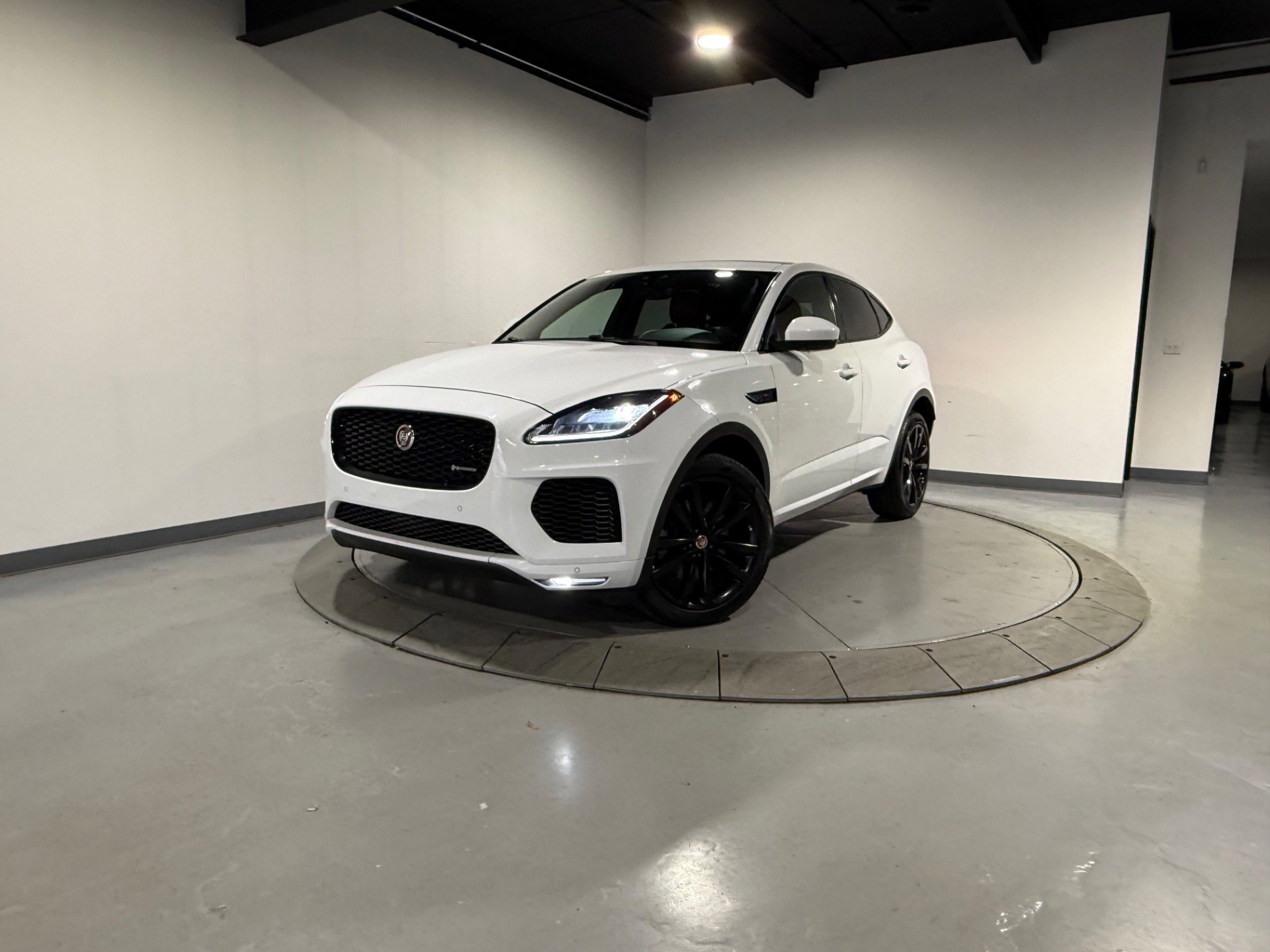 Used 2019 Jaguar E-PACE R-Dynamic SE image 5