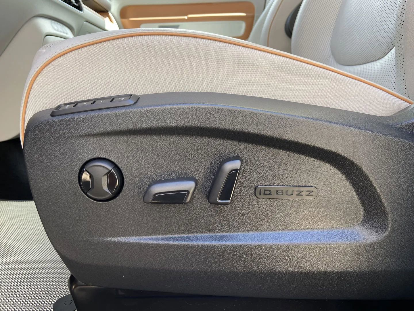 Used 2025 Volkswagen ID. Buzz 1st Edition image 12