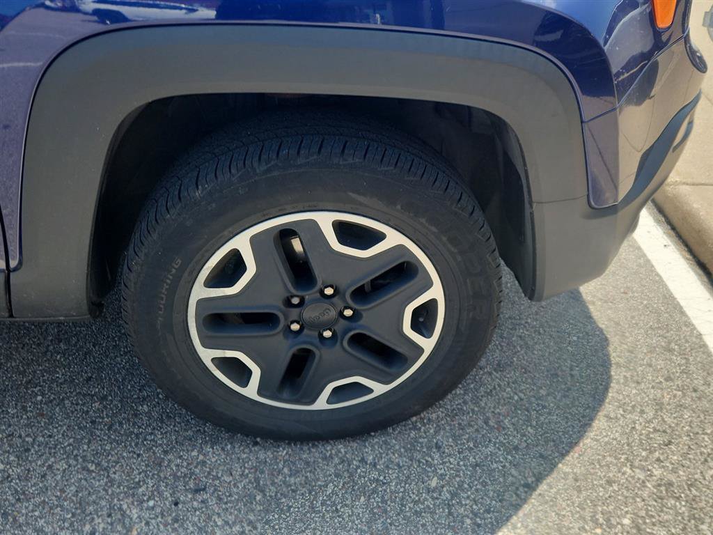 Used 2016 Jeep Renegade Trailhawk AWD/4WD image 2