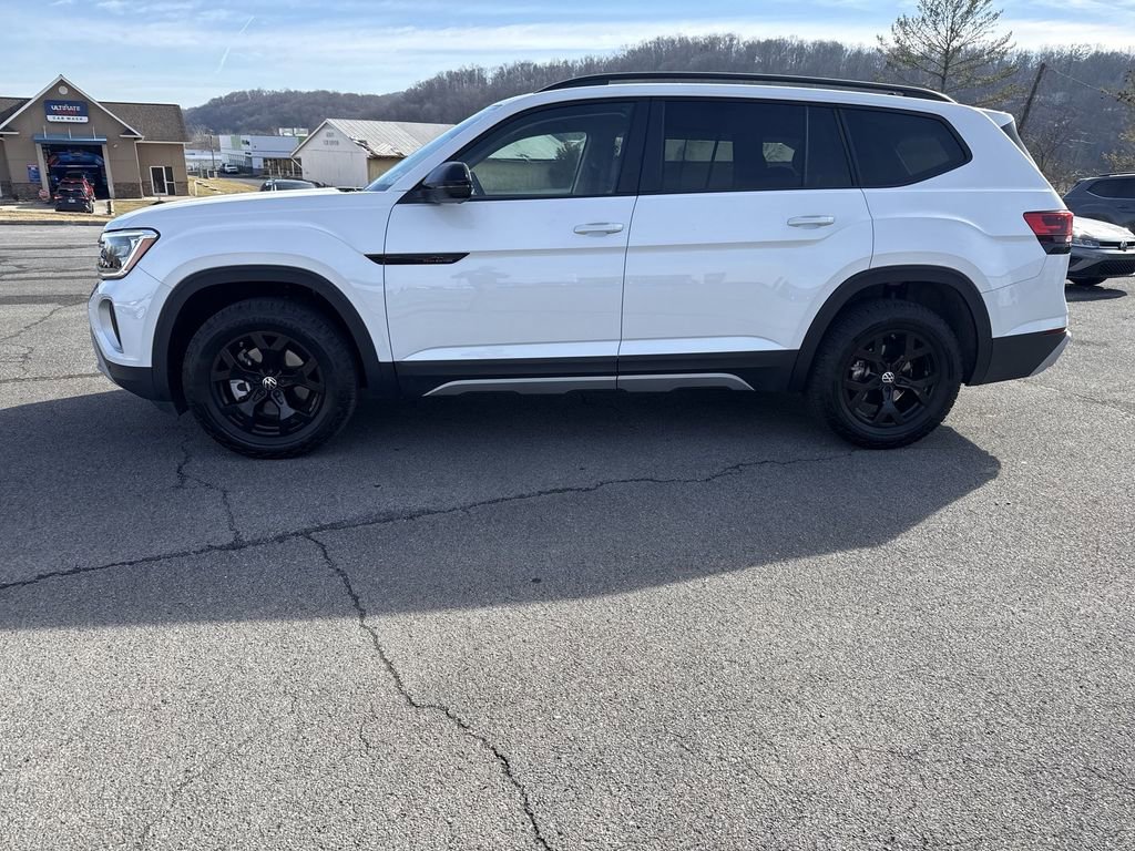 Certified 2024 Volkswagen Atlas Peak Edition SEL AWD/4WD image 3