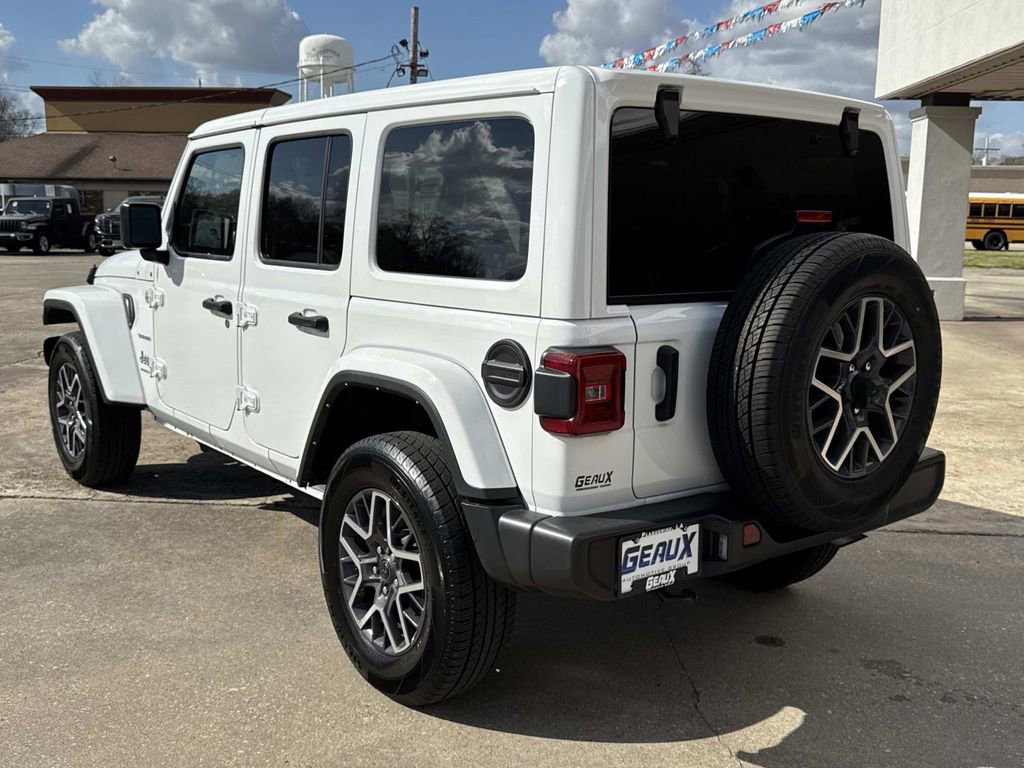Used 2024 Jeep Wrangler Sahara image 9