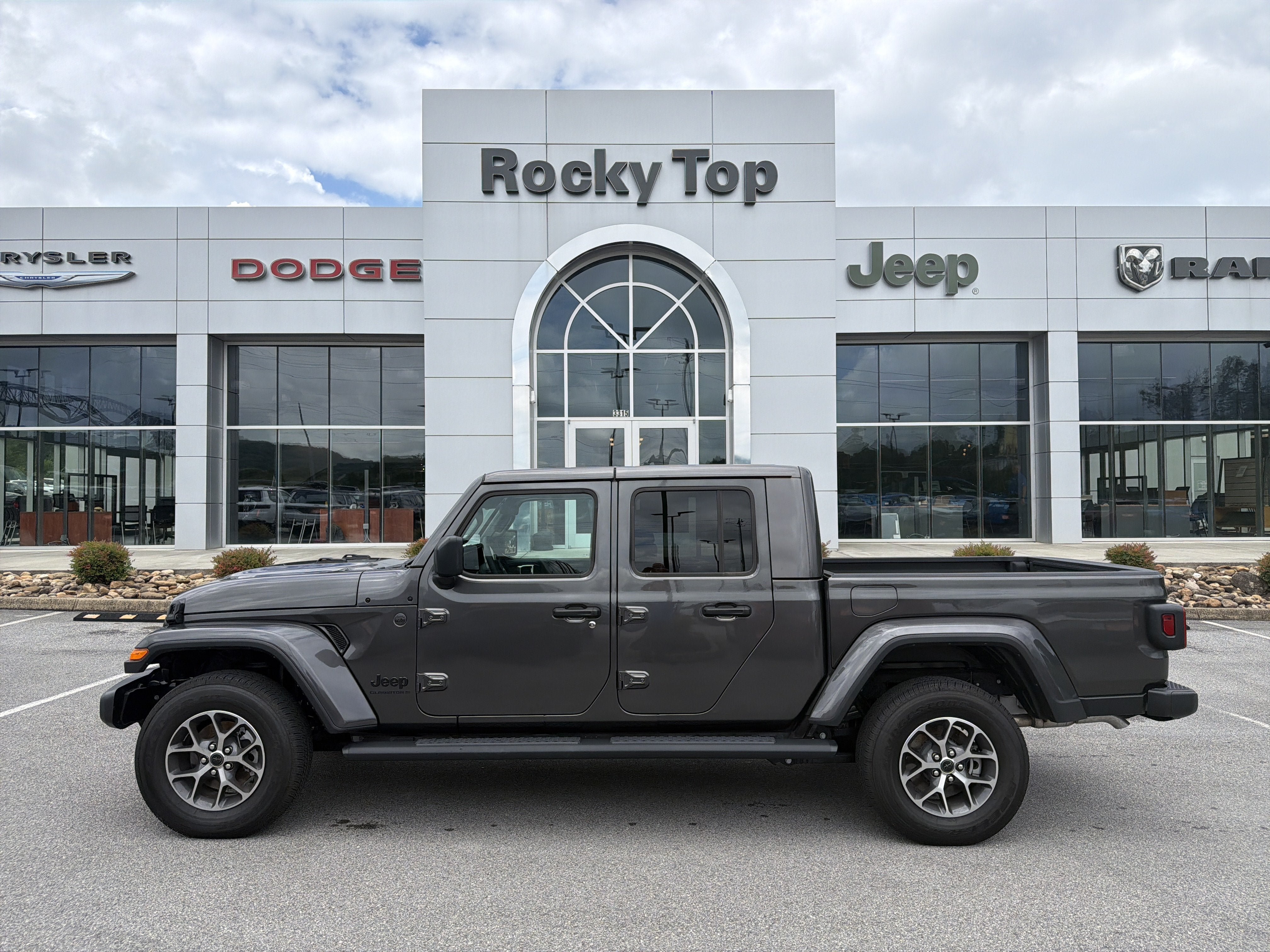 Used 2025 Jeep Gladiator Sport AWD/4WD video 1