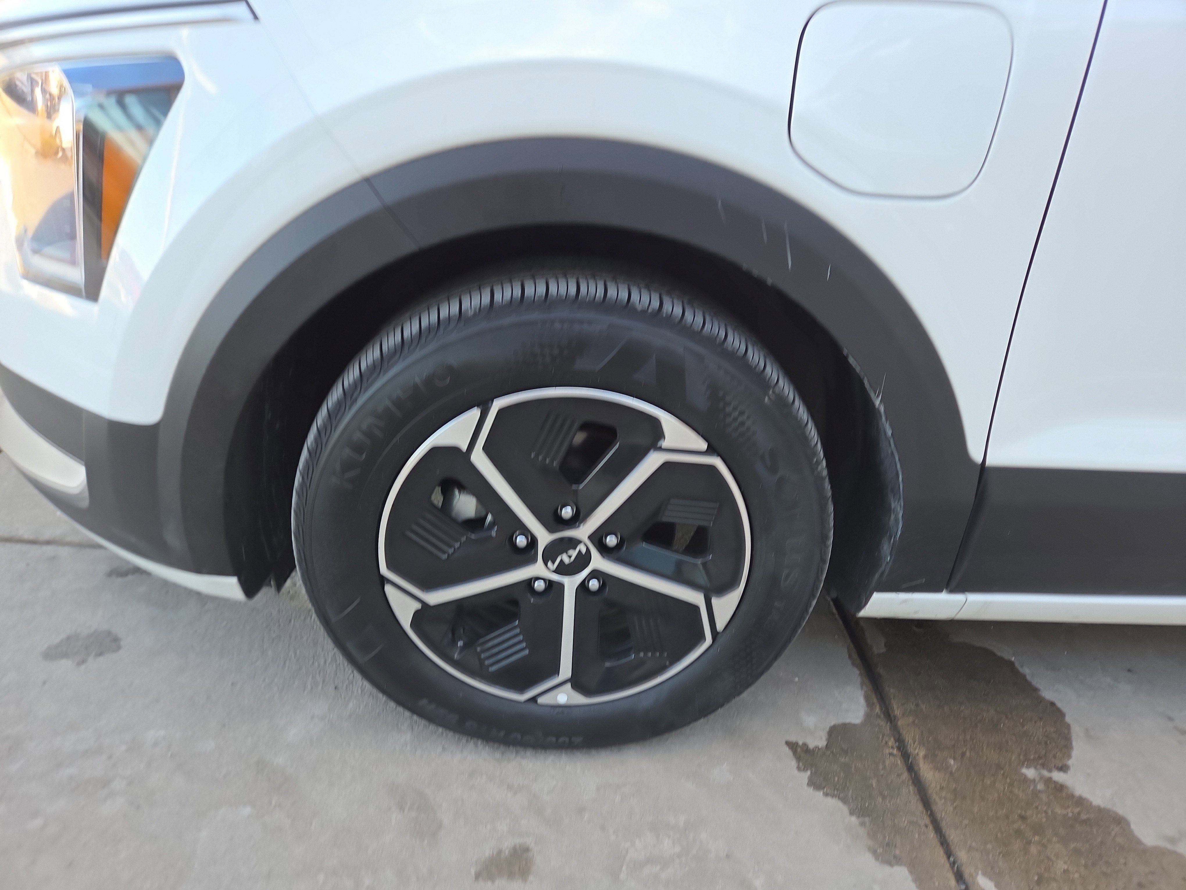 Used 2024 Kia Niro EX w/ EX Cold Weather Package image 11