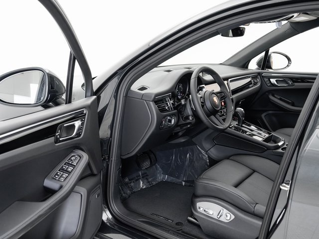 Used 2025 Porsche Macan image 7
