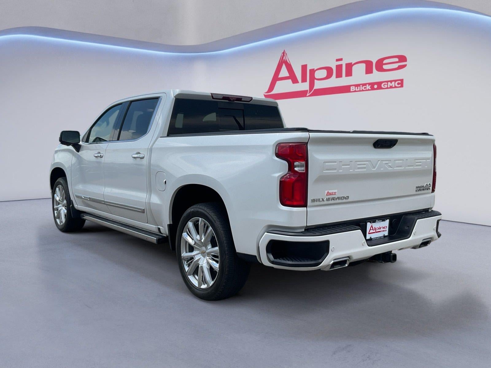 Certified 2024 Chevrolet Silverado 1500 High Country w/ High Country Premium Package AWD/4WD image 3