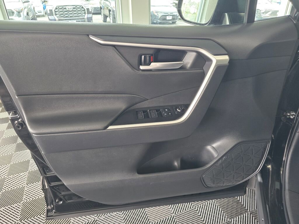 Used 2025 Toyota RAV4 XLE AWD/4WD image 19