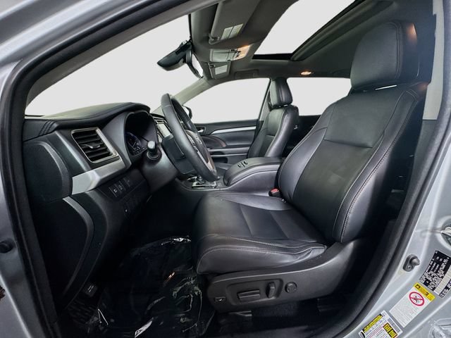 Used 2017 Toyota Highlander XLE w/ Carpet Mat Package AWD/4WD image 18