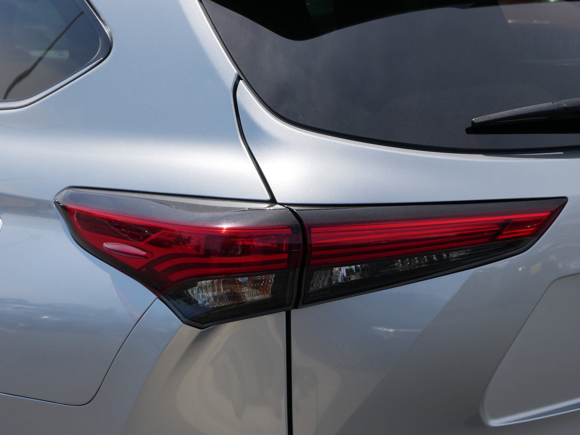 Used 2021 Toyota Highlander LE AWD/4WD image 17