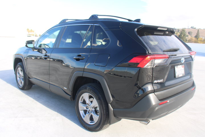 Certified 2023 Toyota RAV4 LE AWD/4WD image 5