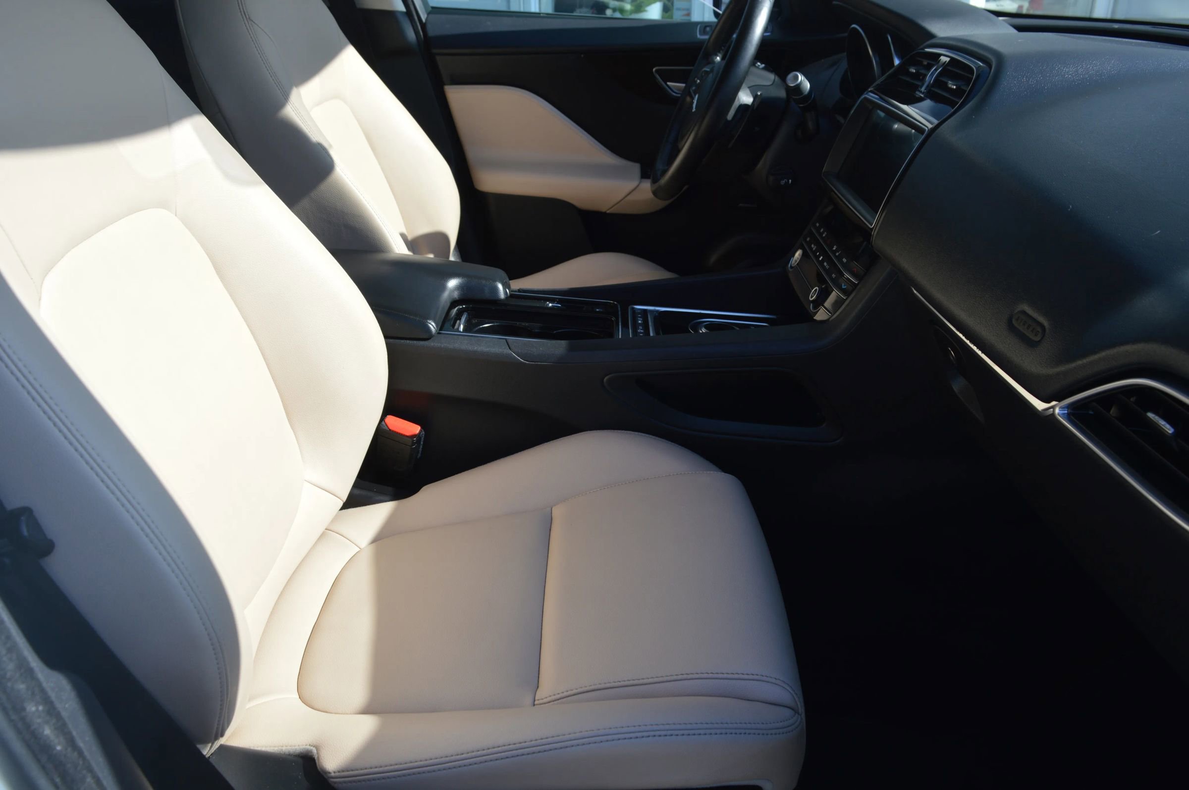 Used 2020 Jaguar F-PACE Premium image 20