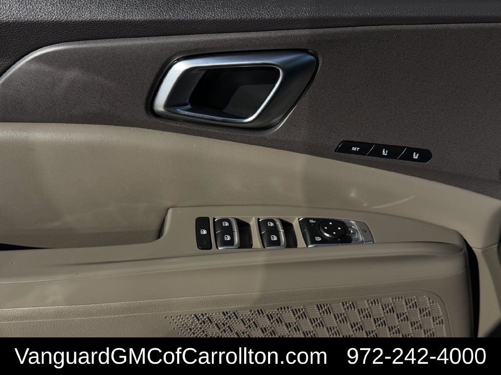 Used 2025 Kia Carnival EX FWD image 25
