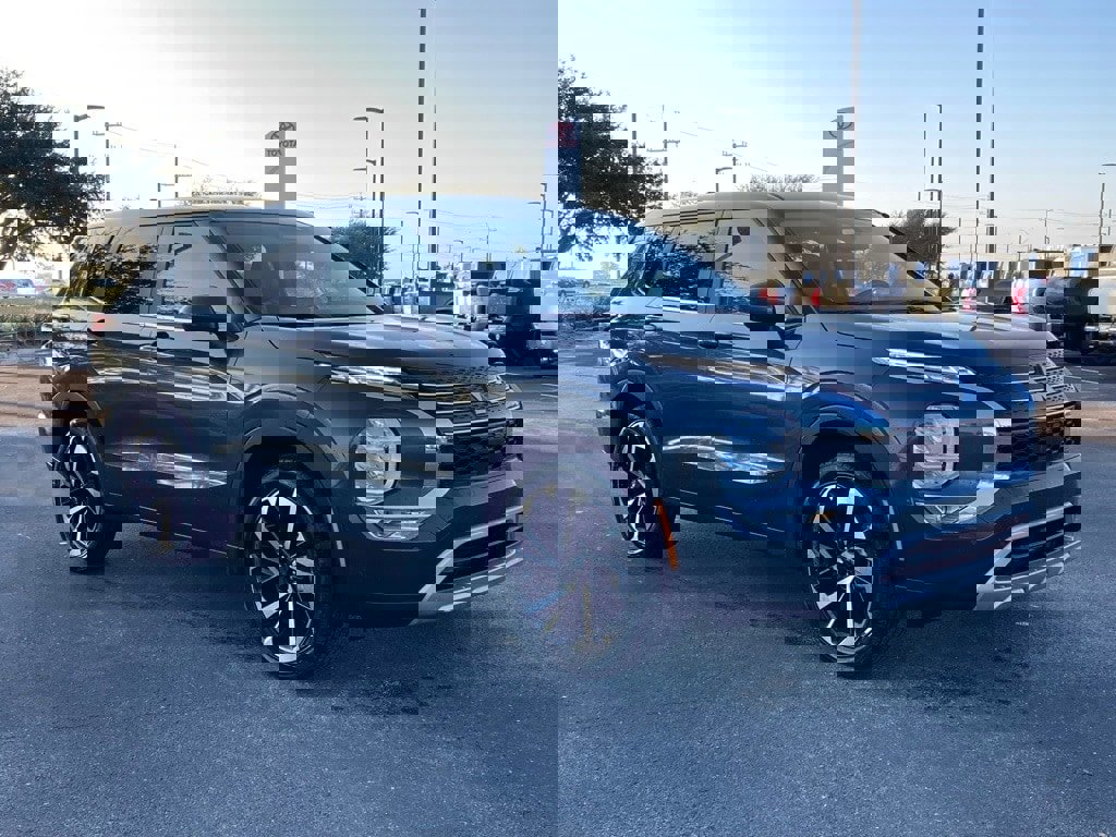 Used 2024 Mitsubishi Outlander SE Black Edition image 3