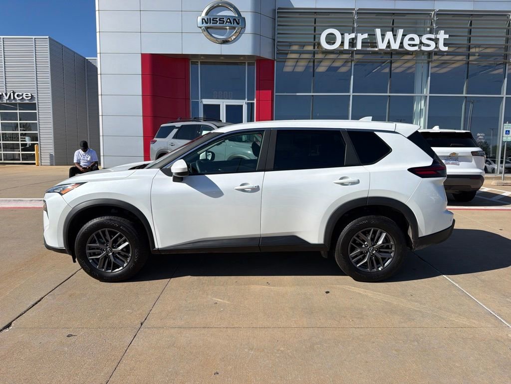 Used 2026 Nissan Rogue SV AWD/4WD image 2