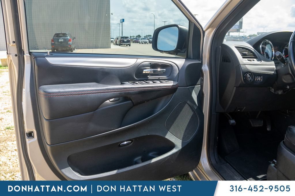 Used 2016 Dodge Grand Caravan R/T FWD image 17