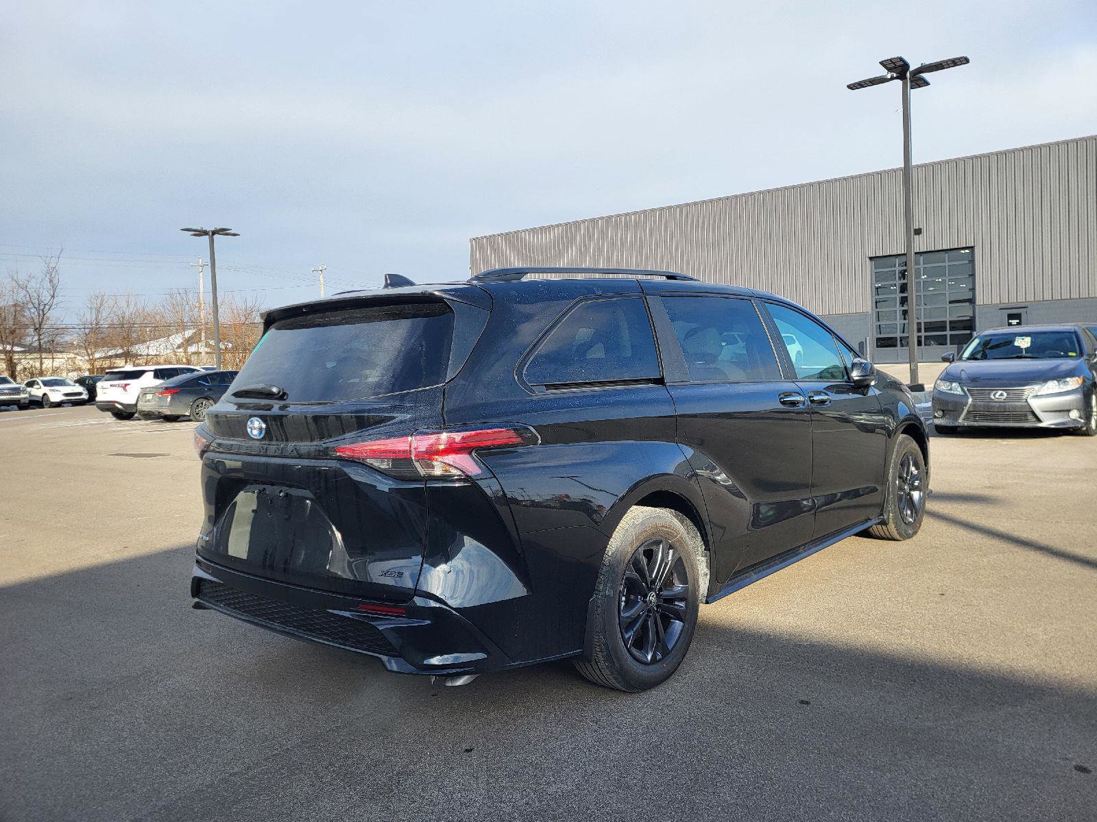 Used 2025 Toyota Sienna XSE image 3