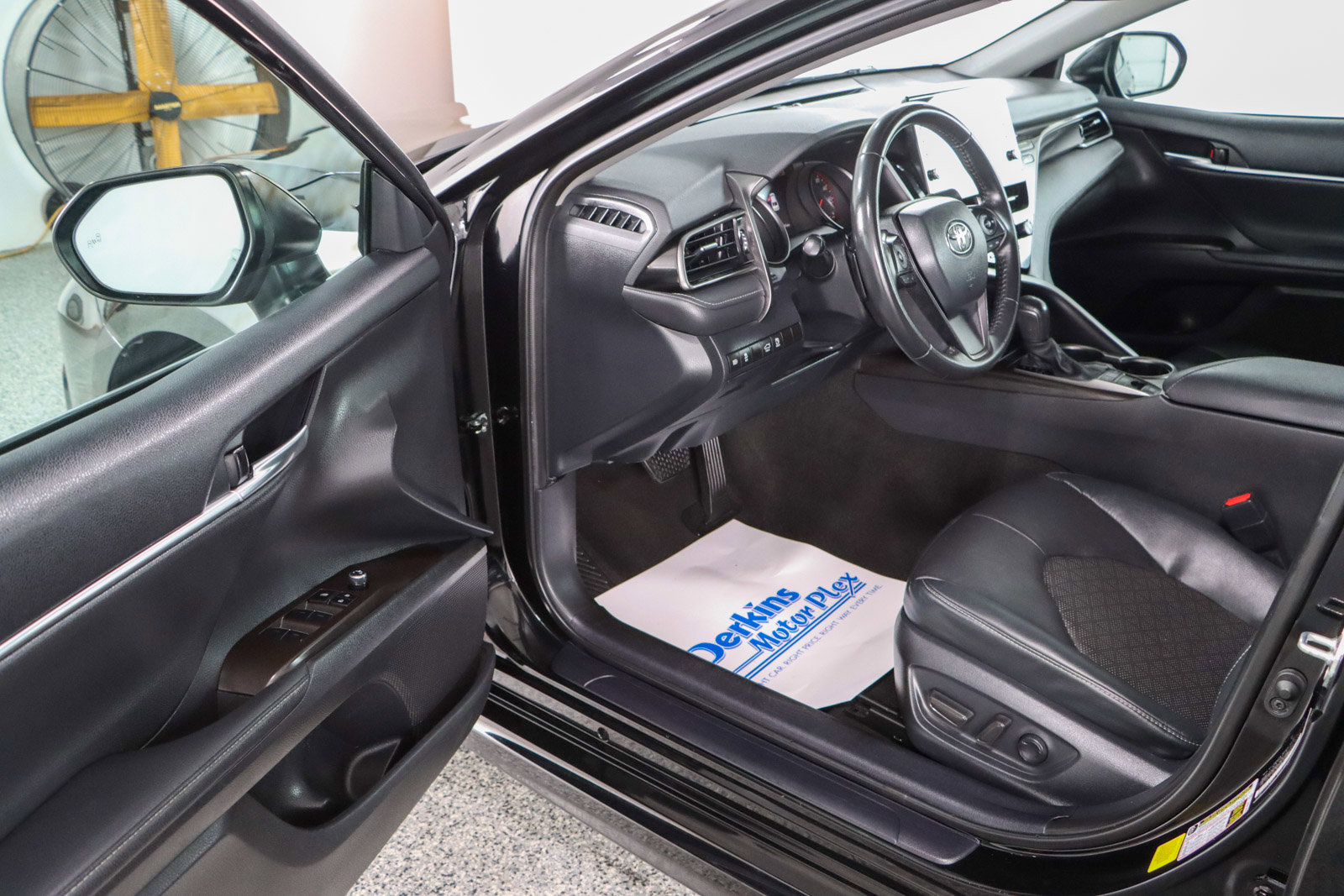 Used 2024 Toyota Camry XSE FWD image 3