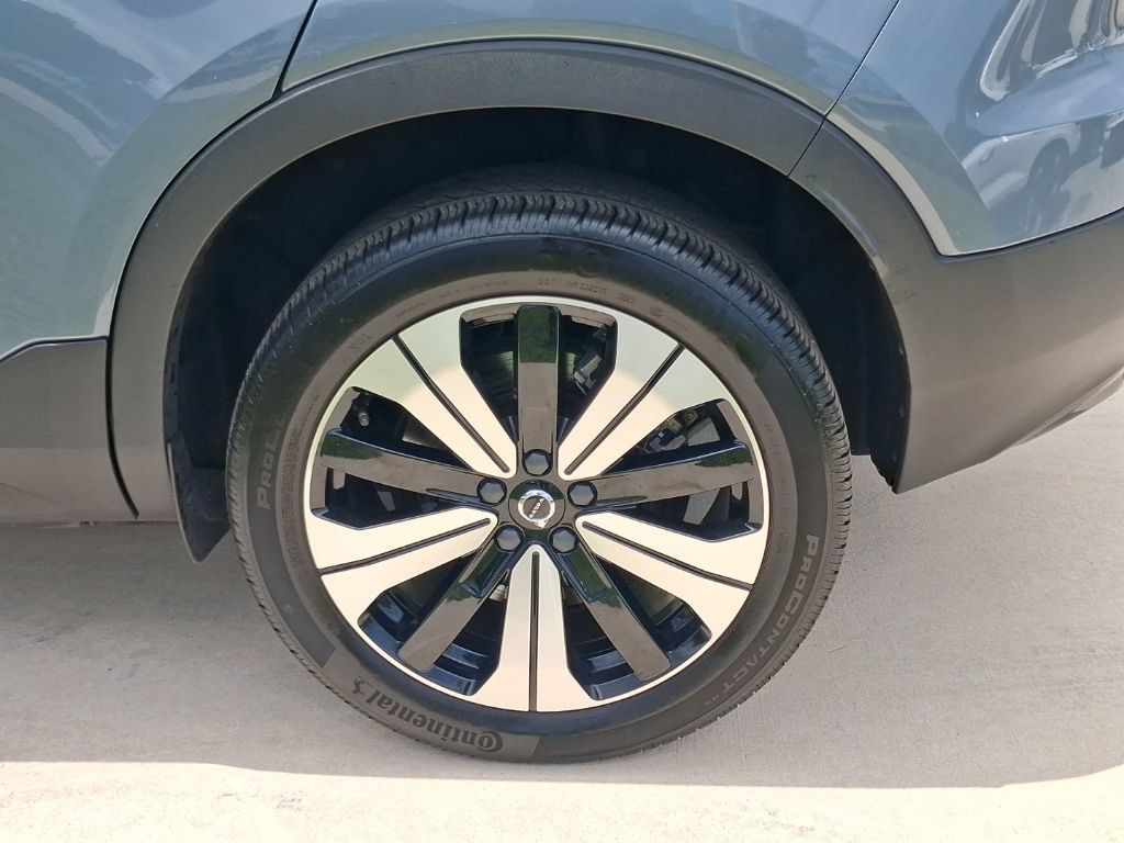 Certified 2023 Volvo XC40 Recharge Core AWD/4WD image 4