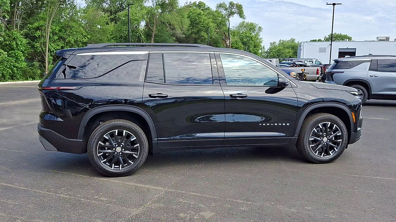 New 2026 Chevrolet Traverse LT w/ Sun and Wheel Package AWD/4WD image 3