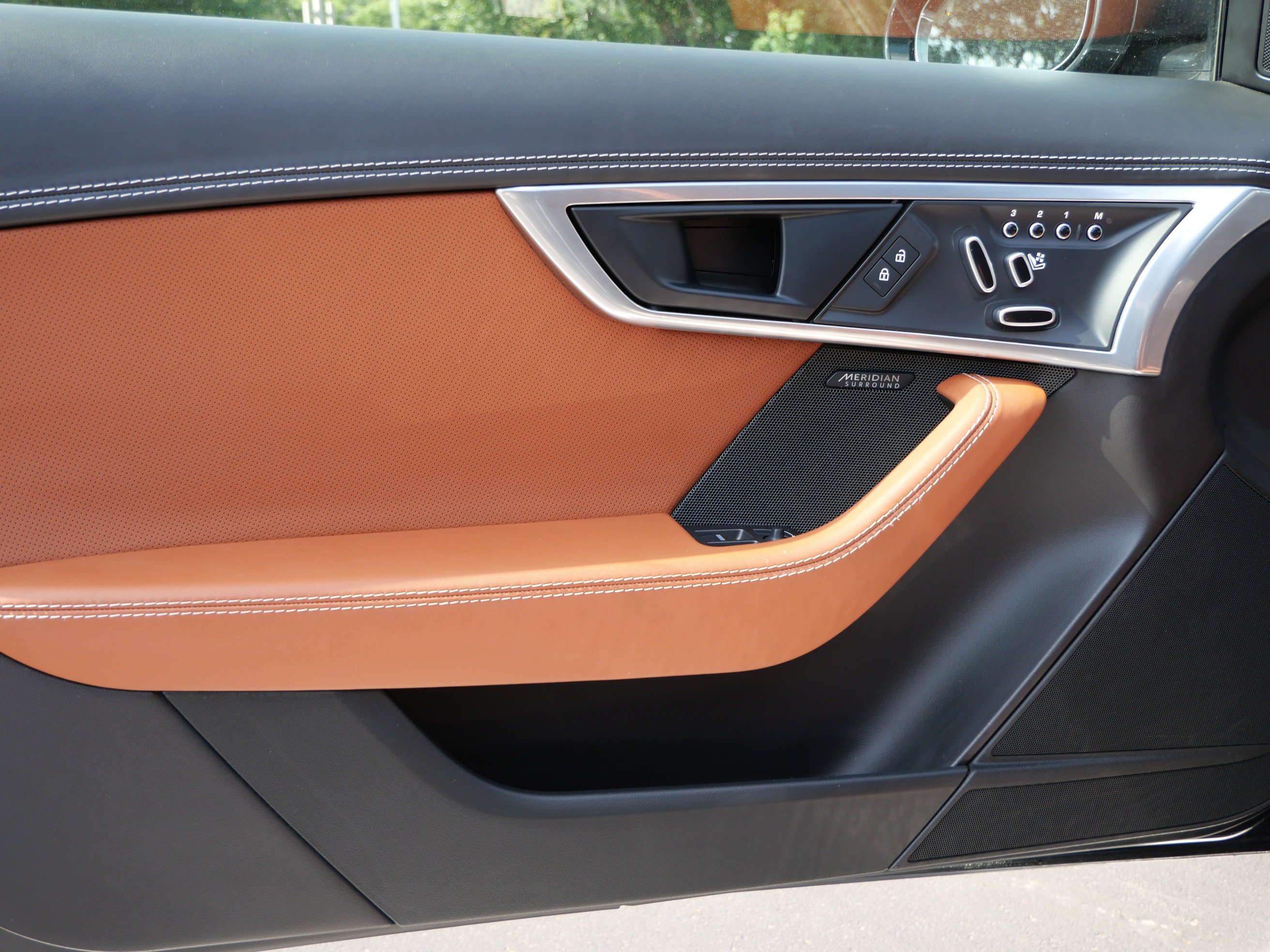 Certified 2023 Jaguar F-TYPE R-Dynamic AWD/4WD image 15