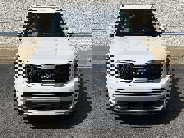 Used 2023 Kia Telluride EX w/ EX Captain's Chair Package image 2