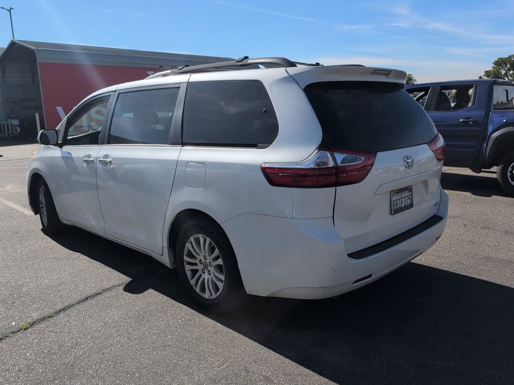 Used 2017 Toyota Sienna XLE image 4