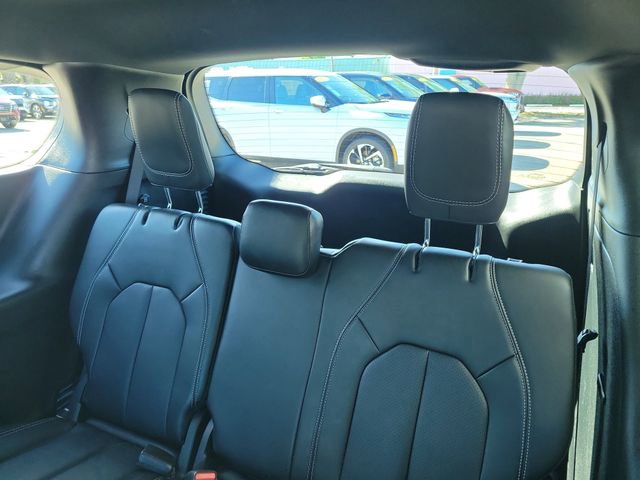Used 2025 Chrysler Pacifica Select image 12