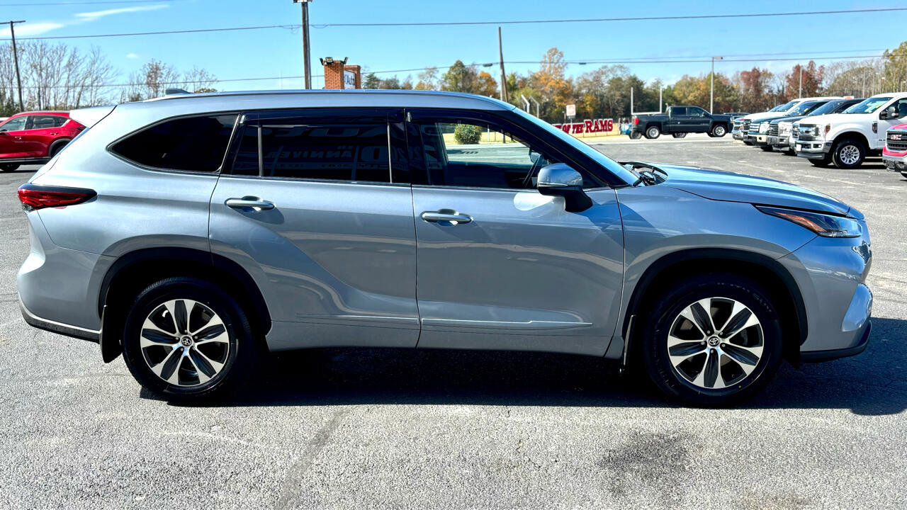 Used 2021 Toyota Highlander XLE image 4