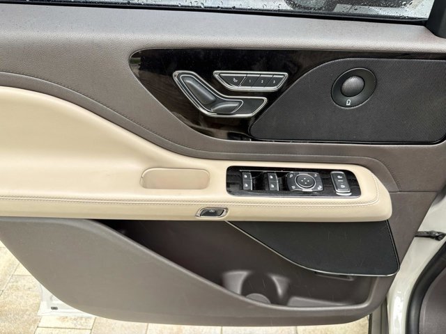Certified 2022 Lincoln Aviator Reserve w/ Equipment Group 201A image 11