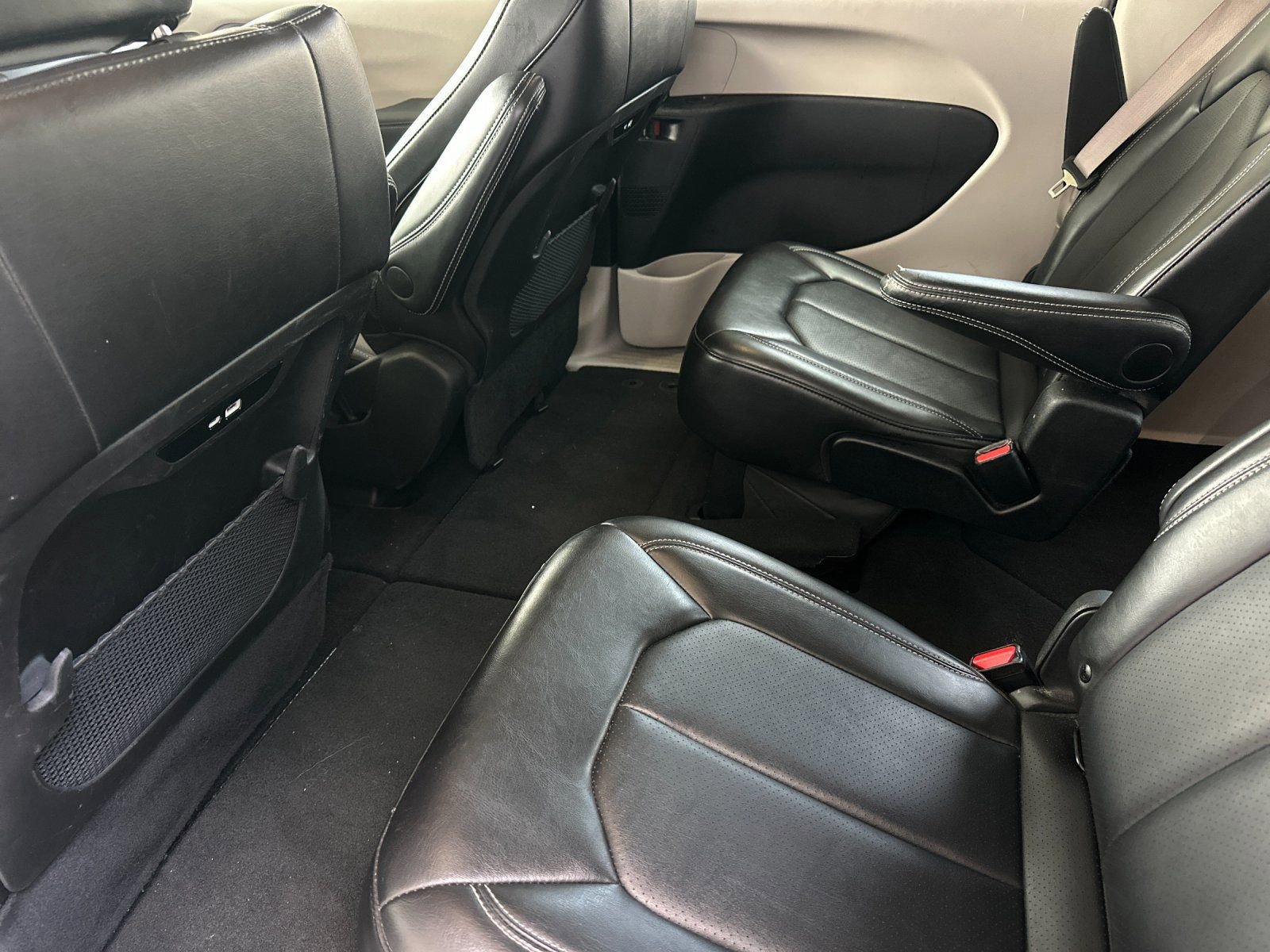 Used 2024 Chrysler Pacifica Touring-L image 11