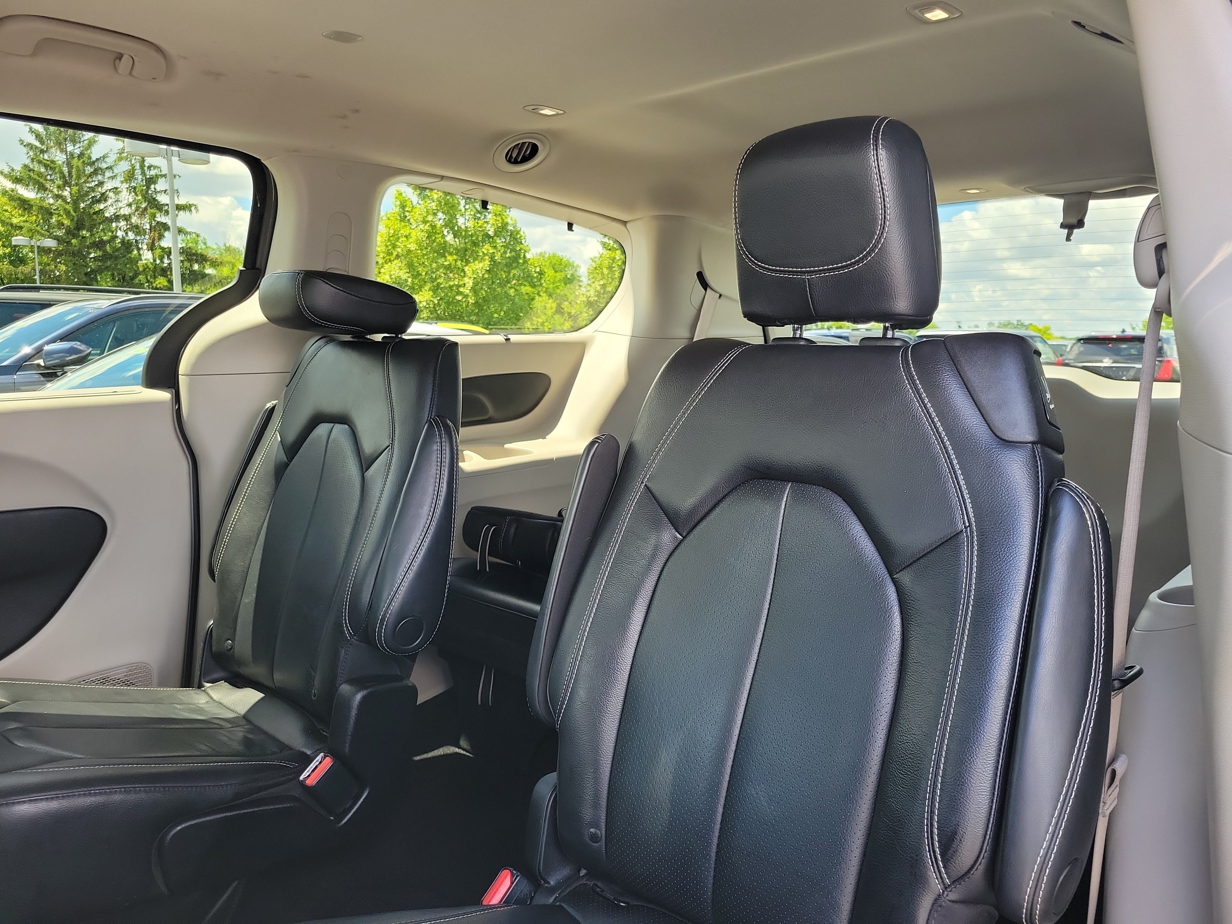 Used 2022 Chrysler Pacifica Touring-L FWD image 12